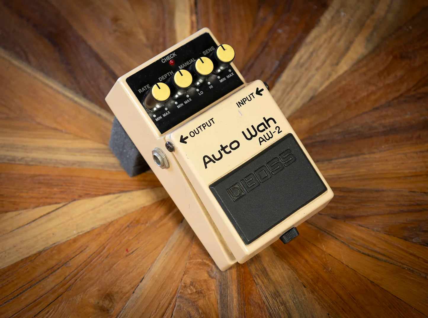 A - Boss AW-2 Auto Wah (Silver Label) 1991 - 1999 - Yellow