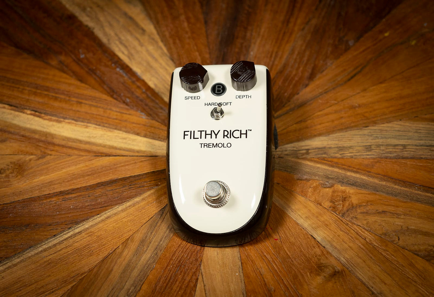 A - Danelectro Billionaire Filthy Rich Tremolo 2010s - Cream/Black